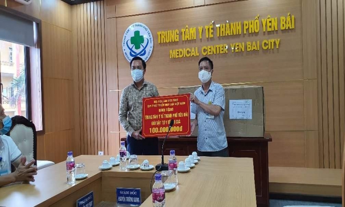 Hội Hoa lan Việt Nam ủng hộ Trung tâm Y tế thành phố Yên Bái các thiết bị Y tế